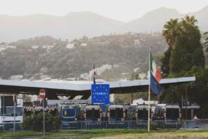 Confine di Stato Ventimiglia-Mentone, intensificazione dei controlli delle forze francesi antiterrorismo per ricerca dei profughi