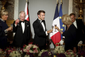 Re Carlo e Camilla a cena da Emmanuel Macron