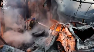 Ucraina: attacchi russi su Kiev, feriti