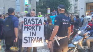 Milano, pedoni e ciclisti bloccano il traffico: “Stop morti in strada”