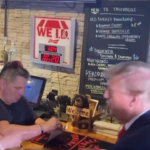 Usa, Trump autografa il top di una supporter
