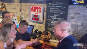 Usa, Trump autografa il top di una supporter