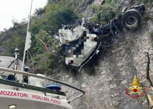 Brescia, camion in scarpata: morto l’autista sbalzato via