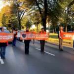 Clima, gli attivisti di ‘Ultima Generazione’ bloccano le strade di Berlino