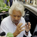 Migranti, Grillo: “Chip per identificare quelli pericolosi”