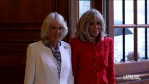 Parigi, Camilla alla Biblioteca Nazionale con Brigitte Macron