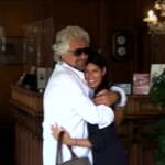 M5S, il lungo abbraccio tra Grillo e Raggi dopo il “pranzo di lavoro”