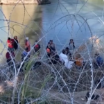 Usa, migranti passano sotto il filo spinato: la situazione al confine con il Messico