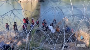 Usa, migranti passano sotto il filo spinato: la situazione al confine con il Messico
