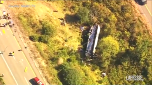 Usa, bus studenti si schianta in autostrada NY: un morto e feriti