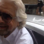 Beppe Grillo scherza in finto cinese sull’incontro Tajani-Chen Wenqing