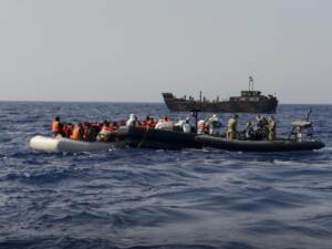 Migranti, sbarcati in 69 a Crotone: Gdf arresta 3 presunti scafisti