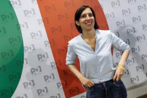 Lavoro, Schlein rilancia la settimana di 4 giorni: “Porta benefici”
