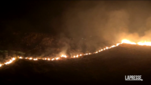 Incendi a Palermo, cinta di fuoco tra Terrasini e Montelepre
