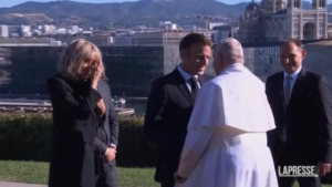 Macron accoglie Papa Francesco a Marsiglia