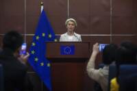 Pechino - Il presidente della Commissione europea Ursula von der Leyen parla durante una conferenza stampa