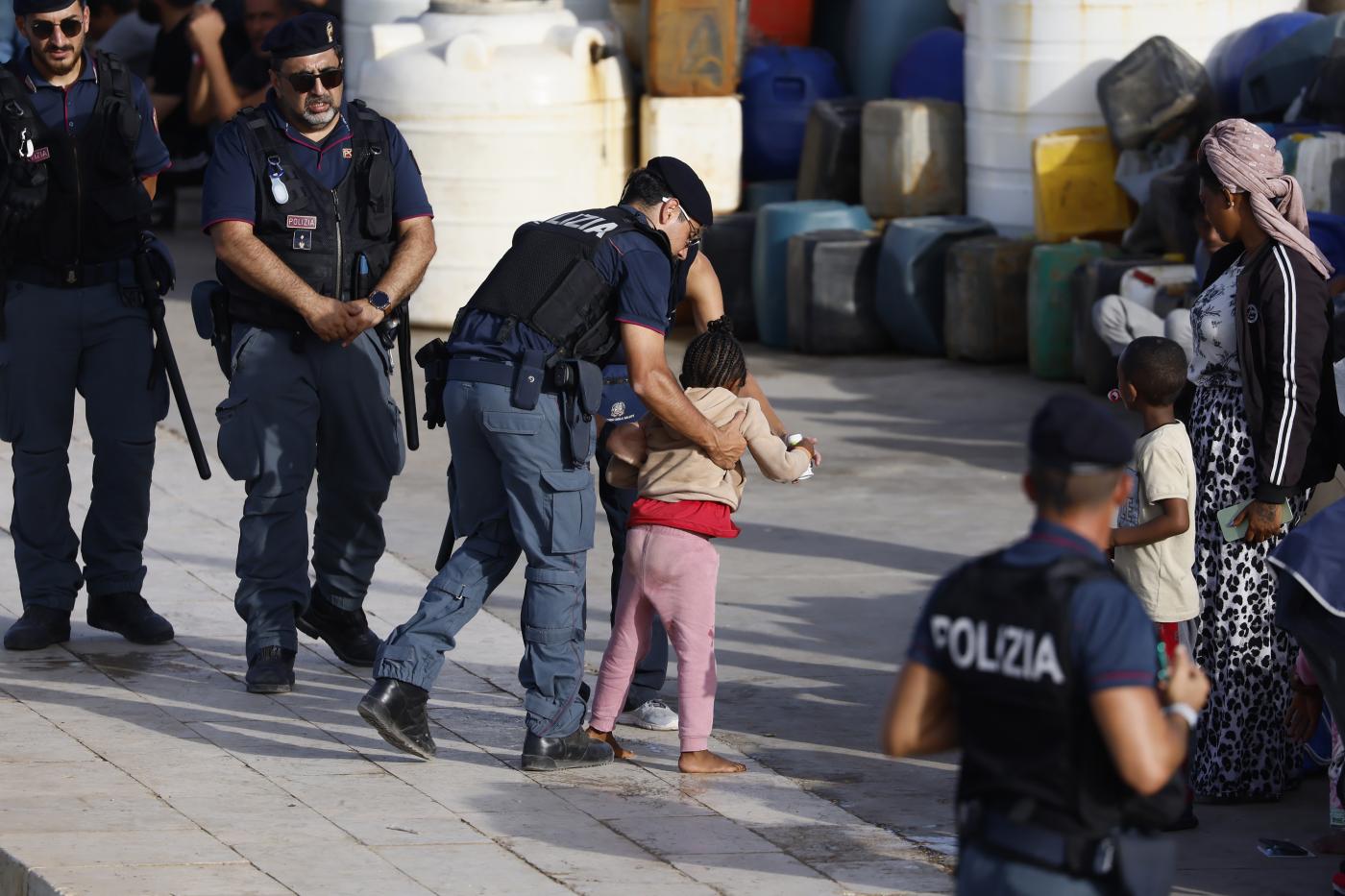 Migranti, Piantedosi: “5mila euro non sono per i Cpr, prima struttura a Pozzallo”