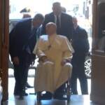 Napolitano, a sorpresa il Papa alla camera ardente