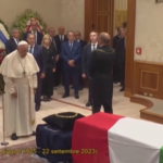 Napolitano, Papa Francesco in raccoglimento davanti al feretro