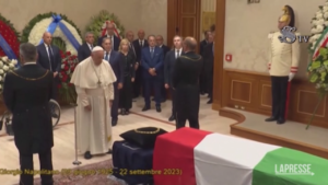 Napolitano, Papa Francesco in raccoglimento davanti al feretro