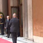 Napolitano, l’arrivo di Mattarella alla camera ardente