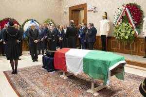 Sergio Mattarella rende omaggio alla camera ardente del Presidente Emerito Giorgio Napolitano