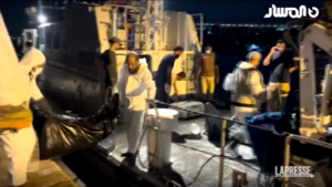 Libia, a Derna i soccorritori recuperano cadaveri in mare