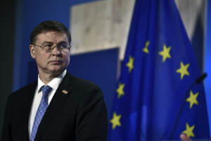 Ue-Cina, Dombrovskis: “Preoccupa squilibrio e deficit commerciale”