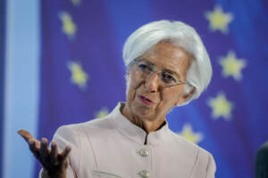 Bce, Lagarde: “Mantenere attuale livello tassi per ridurre inflazione”