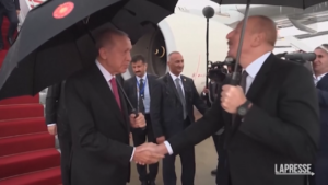 Azerbaigian, l’arrivo di Erdogan per l’incontro con il presidente Aliyev
