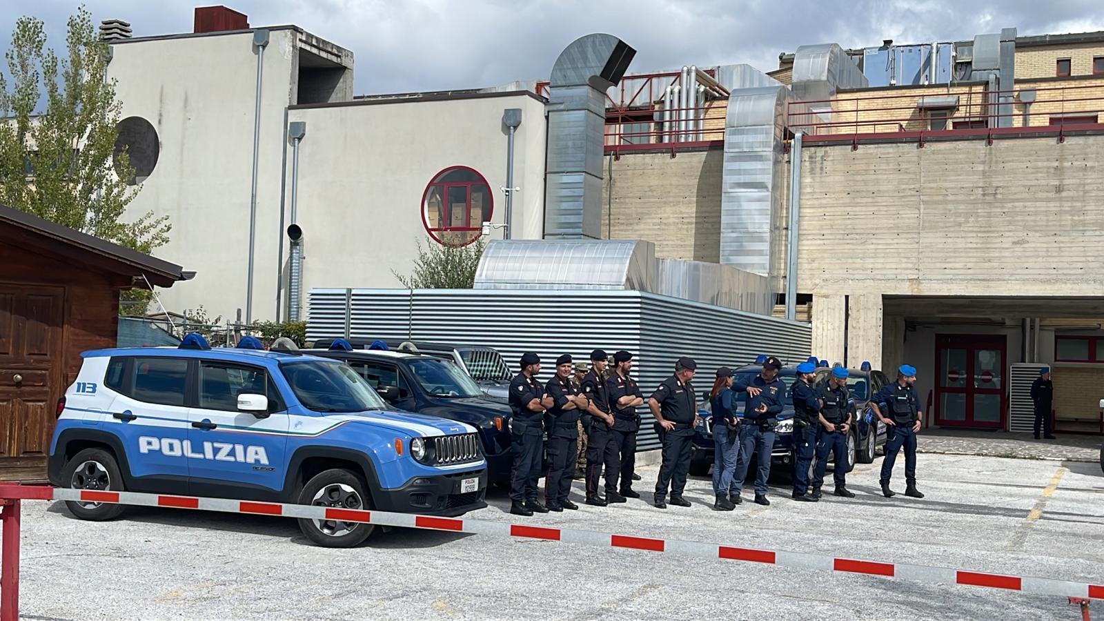 Detenuto scavalca muro, evasione a Teramo Detenuto scavalca muro, evasione a Teramo
