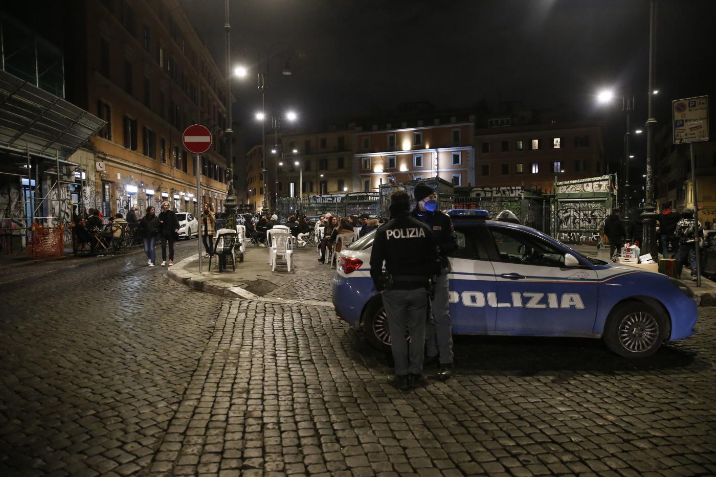Roma, ferisce con forbice da giardino 3 persone a San Lorenzo: fermato Roma, ferisce con forbice da giardino 3 persone a San Lorenzo: fermato