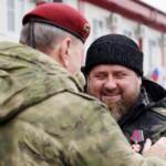 Ucraina, Kadyrov posta video del figlio che picchia prigioniero: “Orgoglioso”