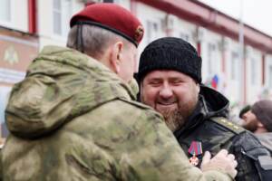 Il comandante della guardia nazionale russa Zolotov in visita nella capitale cecena di Grozny