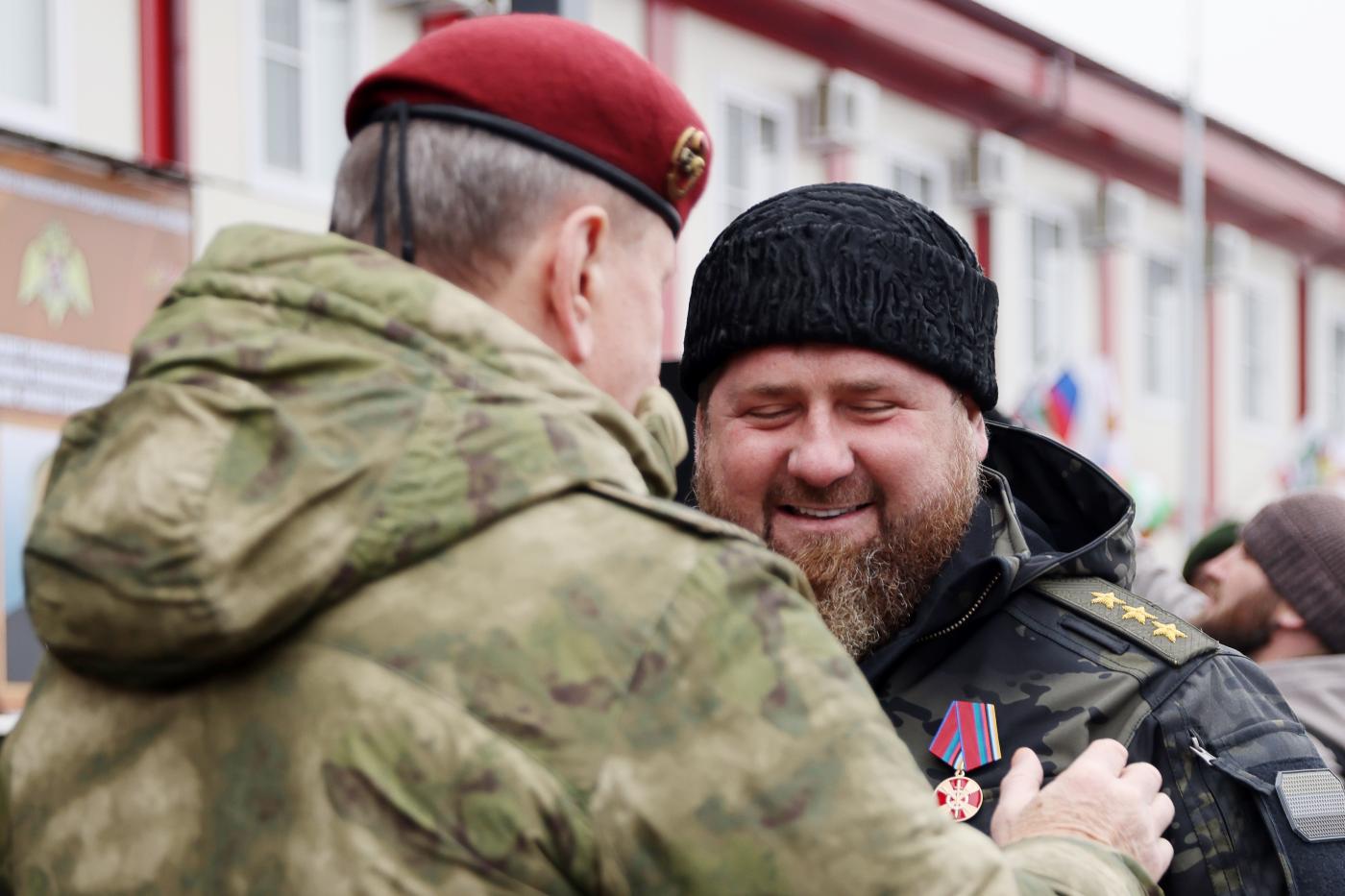 Ucraina, Kadyrov posta video del figlio che picchia prigioniero: “Orgoglioso”