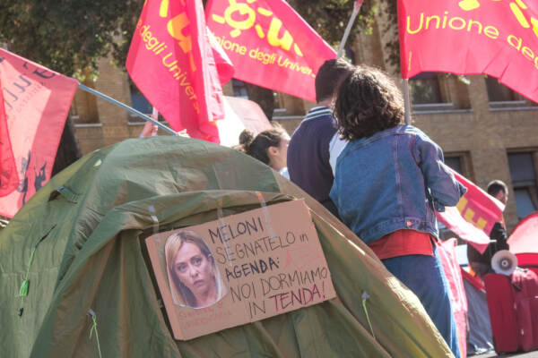 Contro il caro affitti tornano le tende degli studenti all’università La Sapienza