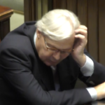 Funerali Napolitano, Sgarbi si addormenta mentre parla Ravasi