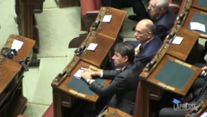 Funerali Napolitano, le ‘strane’ coppie tra i banchi del Parlamento