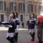 Funerali Napolitano, applausi in Piazza Montecitorio all’arrivo del feretro