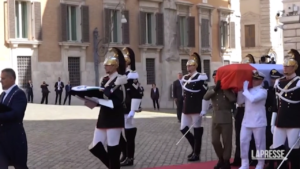 Funerali Napolitano, applausi in Piazza Montecitorio all’arrivo del feretro