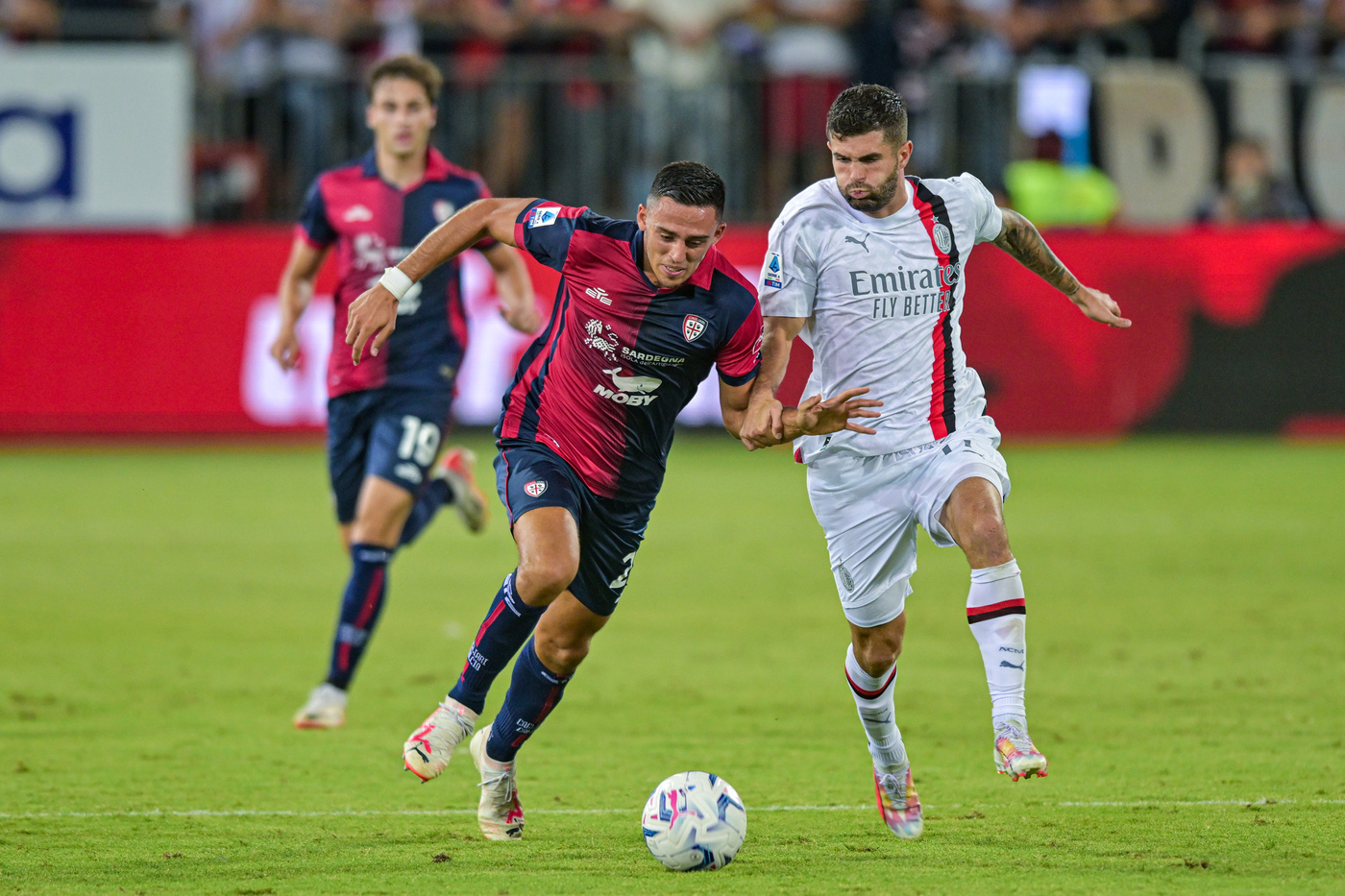 Cagliari-Milan 1-3, tris rossonero con il primo gol di Okafor