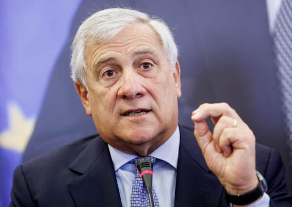 Migranti, Tajani: “Con Tunisi preoccupazioni comuni su flussi”