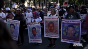 Messico, in piazza le mamme dei 43 studenti scomparsi