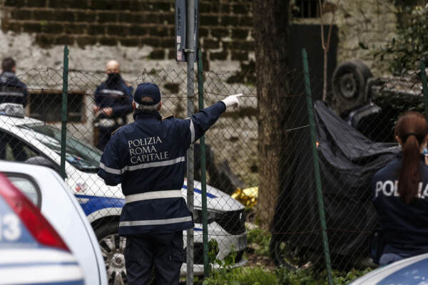 Roma, auto precipita dal viadotto della tangenziale alla Farnesina