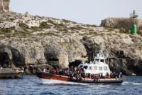 Lampedusa - Arrivati sull'isola 190 migranti provenienti dal Ghana su una barca della Guardia Costiera