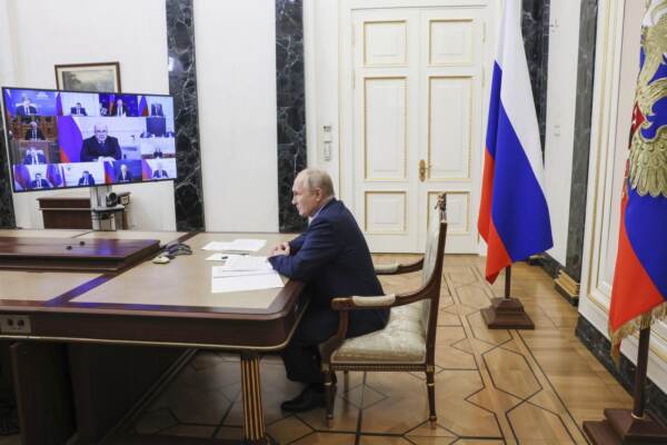 Il Presidente russo Vladimir Putin partecipa a una riunione di gabinetto in videoconferenza a Mosca