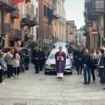 Strage Brandizzo, a Chivasso il funerale di Giuseppe Aversa: applausi all’arrivo del feretro