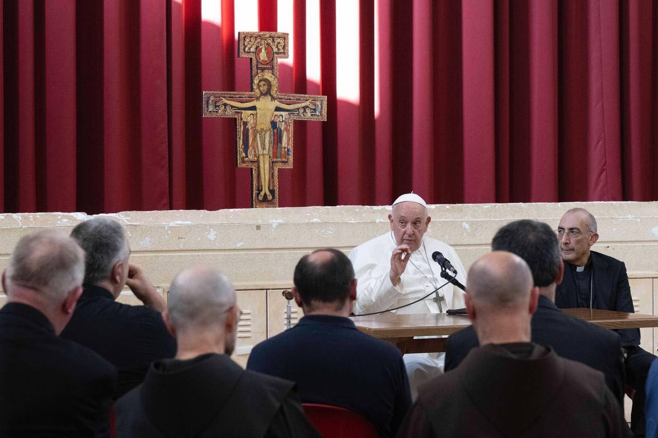Roma, visita a sorpresa di Papa Francesco a Primavalle