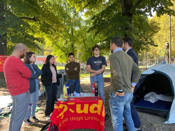 Caro affitti, a Torino studenti denunciano aggressione: “Saluti al Duce e lame”