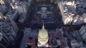 Argentina, il candidato presidente Javier Milei contro l’aborto: migliaia di donne in protesta